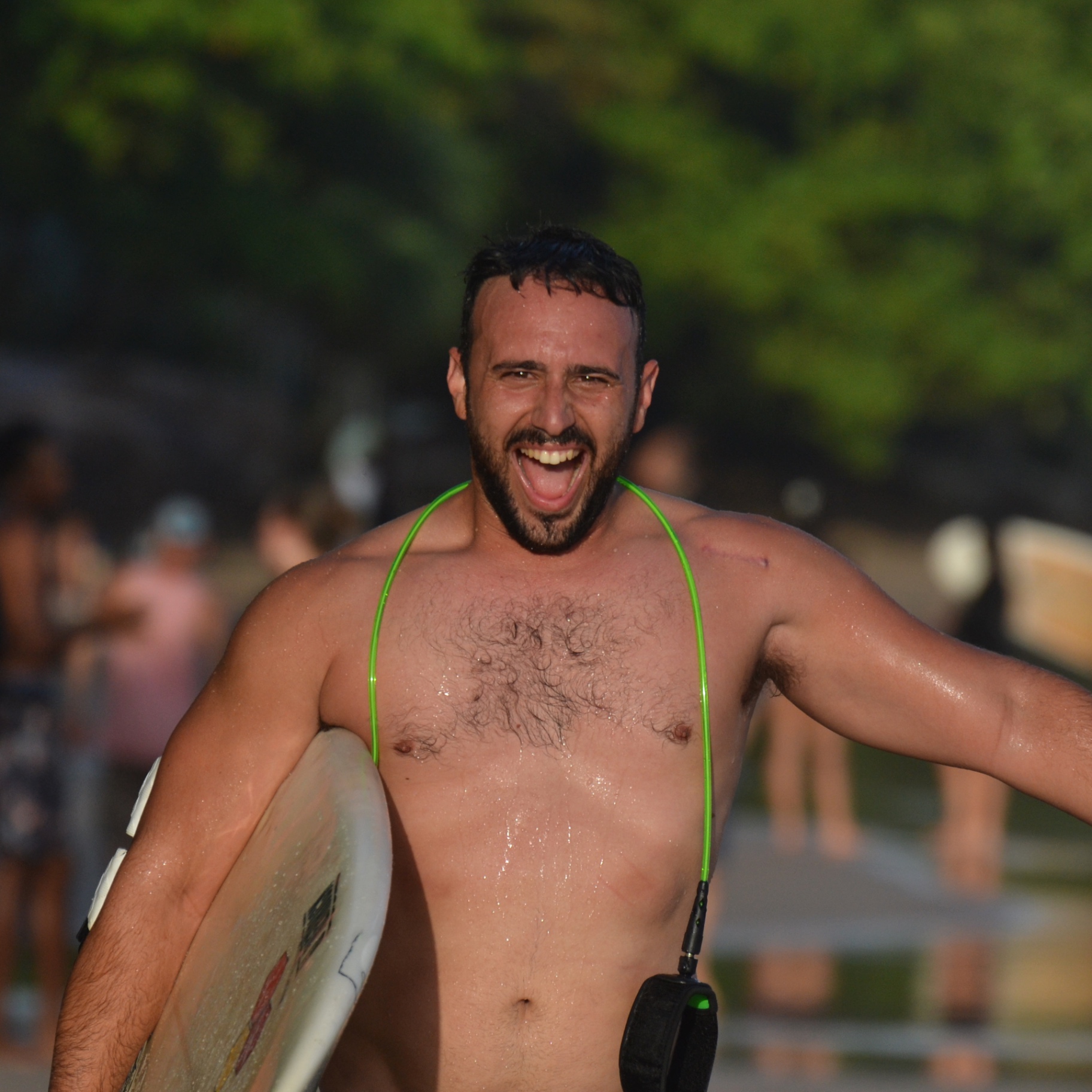 יקיר יקותיאלי יוצא מהמים עם גלשן וחיוך רחב בסרי לנקה